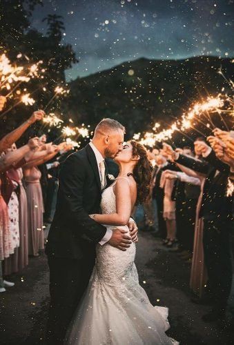 Romantic sparkler wedding kiss photo #weddingphoto #sparklerwedding #weddingideas Night Wedding Photography, Night Wedding Photos, Wedding Parties Pictures, Wedding Fireworks, Wedding Photography Ideas, Creative Wedding Photo, Wedding Picture Poses, Wedding Sparklers, Wedding Kiss