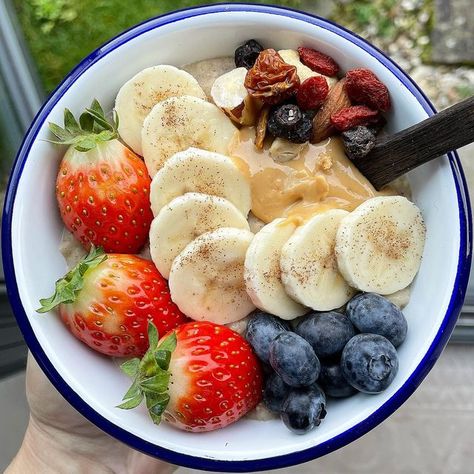 Vic’s Veggie Kitchen on Instagram: "Basic berries and banana! Weekdays are always busy so here’s a quick and easy brekkie with berries and banana. 5 dessert spoons @thegreatbritishporridgeco outrageously original instant oats [gifted] heated in 150ml unsweetened almond milk 100ml water with half a mashed banana. Topped with strawberries, blueberries, banana coins with a sprinkle of cinnamon, peanut butter and a little @naturesheartuk blueberry, goji and almond mix. All served up in the cutest Banana Coins, Cinnamon Peanut Butter, Instant Oats, Simple Meals, Strawberries Blueberries, Banana Oats, Oatmeal Breakfast, Unsweetened Almond Milk, Dessert Spoons