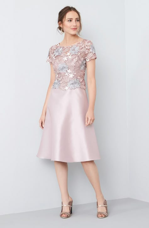 Dress Pendek Casual, Simple Dress Formal, Dress Brokat Modern Simple, Model Dress Brokat Modern, Pink Lace Dresses, Printed Wedding Dress, Dress Casual Outfits, Gown Dress Design, Pink Mother Of The Bride