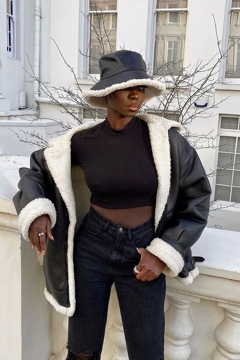 Bucket hat outfit ideas Bucket Hat Outfit Winter, Black Bucket Hat Outfit, Bucket Hat Street Style, Hat Outfit Winter, Bucket Hat Outfits, Winter Hat Outfit, Bucket Hat Outfit, Bucket Hat Fashion, Hat Outfit