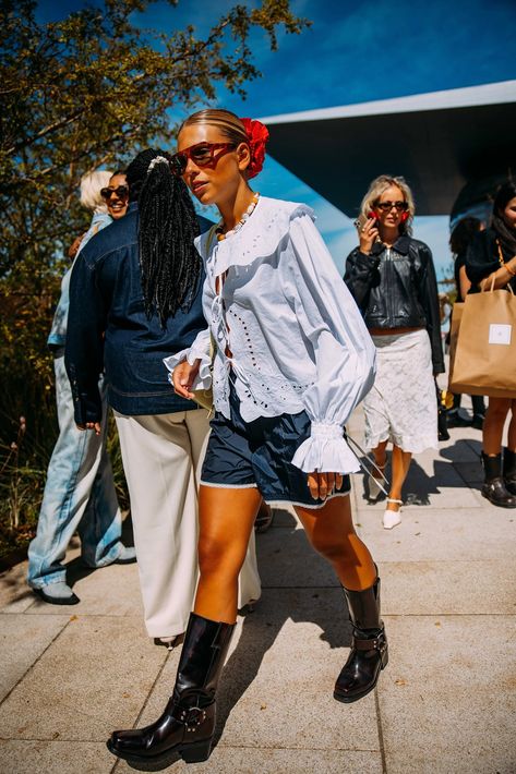 The best street style photos from the spring 2025 shows in Copenhagen | Vogue France Copenhagen Fashion Week Street Style, Vogue France, Copenhagen Fashion, Copenhagen Style, Copenhagen Fashion Week, Easy Summer Hairstyles, Street Style Trends, British Vogue, Cool Street Fashion