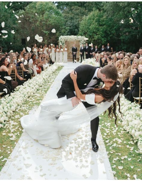 Flowers Lining Aisle, Madison Prewett, Madi Prewett, Live Painter, Lowndes Grove Wedding, Wedding Shot List, Wedding Picture Poses, Wedding Photography Styles, The Bachelor