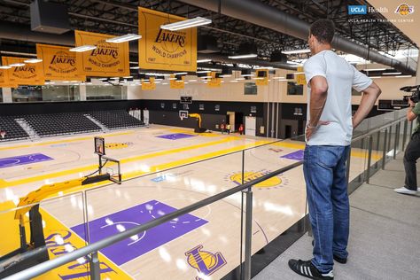 Brook Lopez surveys his new practice gym Lakers Stadium, Training Center Design, Nba Basketball Court, Parking Ideas, Center Basketball, Home Basketball Court, Brook Lopez, Portable Basketball Hoop, Indoor Basketball Court