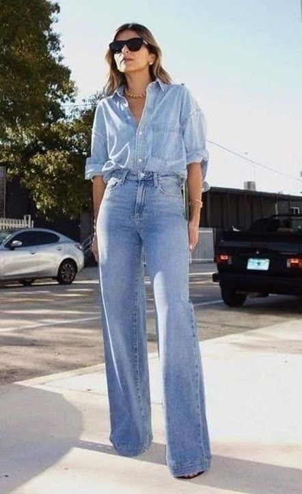 Camisa Jeans Outfit Mujer, Flare Jeans Outfit, Elegance Dress, Legs Outfit, Casual Weekend Outfit, Look Jean, 70s Inspired Fashion, Jeans Outfit Women, Classic Style Outfits