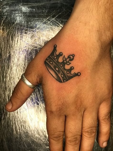 Coronas Tattoo, Crown Hand Tattoo, Men Finger Tattoos, Crown Tattoo Men, King Crown Tattoo, Small Crown Tattoo, Medusa Drawing, Alas Tattoo, Arm Tattoos For Guys Forearm