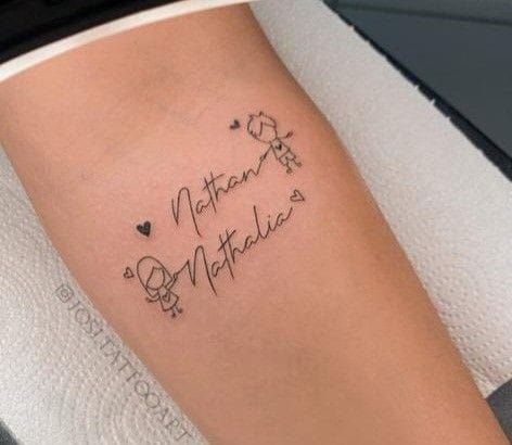 Tattoo Of Kids Names For Women, Child Name Tattoo Ideas, Tattoo Hijos, Kids Name Tattoo Ideas Mothers, Baby Hand Tattoo, Kid Tattoos For Moms, Mother Tattoos For Children, Name Tattoos For Moms, Baby Tattoo Designs