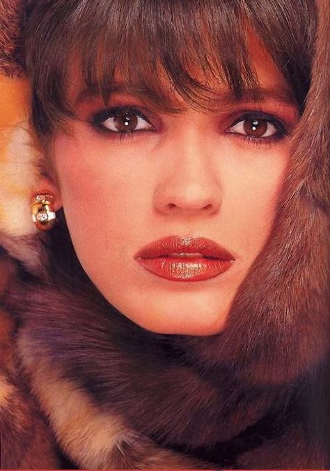 Gia Carangi was featured on the cover of fashion magazines, including four international editions of Vogue and multiple issues of Cosmopolitan between 1979 and 1982. Gia Carangi Track Marks, Gia Carangi, Sean Young, Retro Makeup, Cindy Crawford, Fashion Plates, Vintage Beauty, Fashion Magazine, Style Icons