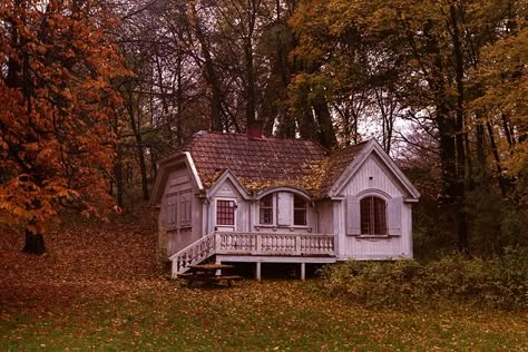 Swedish Cottage, Cottage In The Woods, Dream Cottage, Country Homes, Land Of Enchantment, Up House, Little Cottage, Cabins And Cottages, Cabin Fever