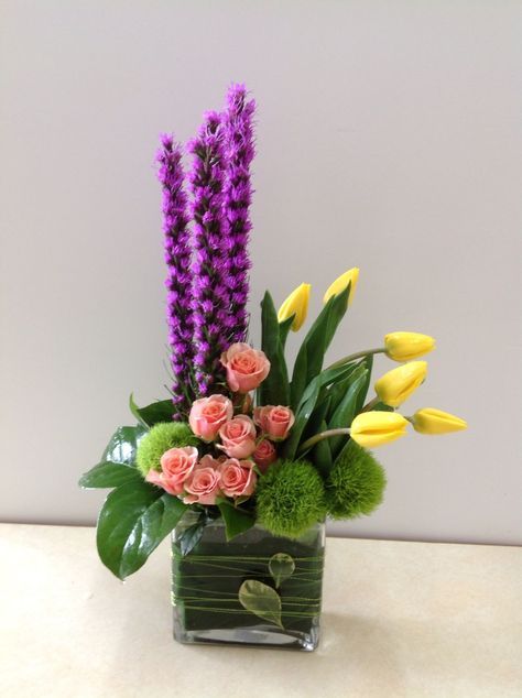 Spring Flower Arrangements Centerpieces, Contemporary Flower Arrangements, Modern Floral Arrangements, Spring Flower Arrangements, Garden Works, Corporate Flowers, Flower Arrangement Designs, Church Decorations, Ikebana Flower Arrangement