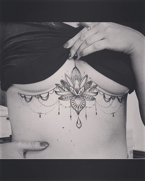 Lace Chest Tattoo Female, Mandala Tattoo Under Breast, Sternum Tattoo Mandala, Underboob Henna, Mandala Sternum Tattoo, Tato Mandala, Sternum Tattoo Design, Underboob Tattoo Designs, Underboob Tattoo