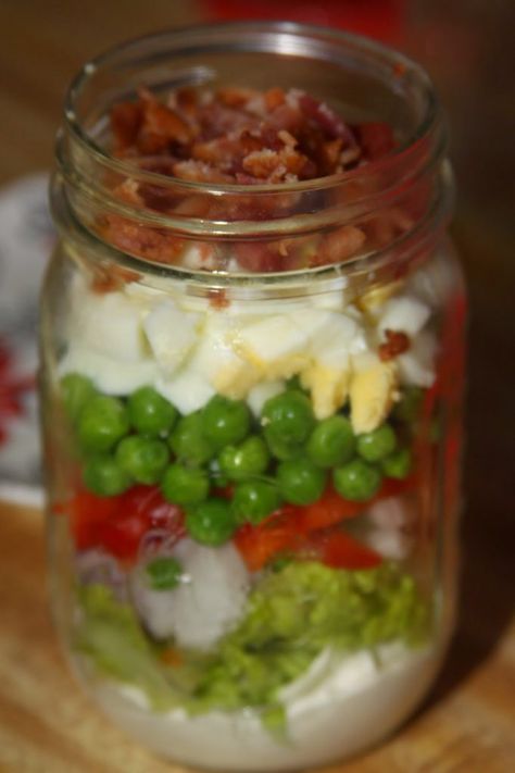 Southern 7 Layer Salad in a Mason Jar Salad In A Mason Jar, Mason Jar Lunch, 7 Layer Salad, Super Recipes, Layer Salad, Salad Jar Recipe, Mason Jar Salad Recipes, Layered Salad, Mason Jar Salad