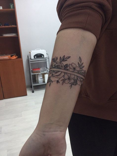 Black Flowers Tattoo, Garter Tattoo, Cuff Tattoo, Z Tattoo, Tattoo Board, Quality Tattoo, Wrist Tattoos For Women, Stylist Tattoos, Flowers Tattoo