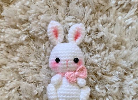 Patrón Gratis Conejita Mini Suerte en Amigurumi Crochet Bunny Patterns, Free Crochet Bunny, Crochet Rabbit Free Pattern, Yarn Monsters, Easter Crochet Patterns Free, Yarn Toys, Bunny Patterns, Bunny Amigurumi, Crochet Easter