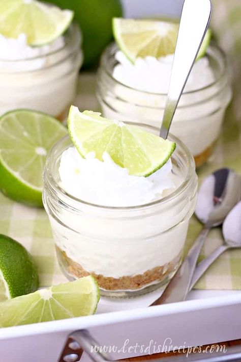 Mini No-Bake Key Lime Cheesecakes: These smooth and creamy no-bake cheesecakes are bursting with key lime flavor, and so easy to make! No Bake Key Lime Cheesecake, Easy Mini Cheesecake Recipe, No Bake Key Lime, Life Love And Sugar, Mini Cheesecakes Easy, Oreo Desserts, Mason Jar Desserts, Cheesecake In A Jar, Key Lime Cheesecake