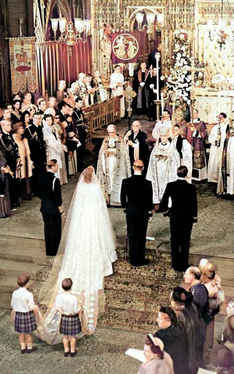 Queen Elizabeth Ii Wedding, Royal Wedding Aesthetic, Queen Elizabeth Wedding, Crown Netflix, Royal Wedding Dresses, Young Queen Elizabeth, The Queen Elizabeth Ii, Queen Elizabeth 11, Queen Elizabeth 2