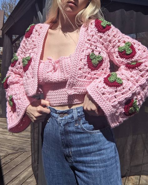 Cochette Aesthetic Outfit, Crochet Strawberry Sweater, Crochet Baby Vest, Vest Patterns, Crochet Pink, Crochet Vest Pattern, Crochet Clothing And Accessories, Kawaii Crochet, Crochet Fashion Patterns