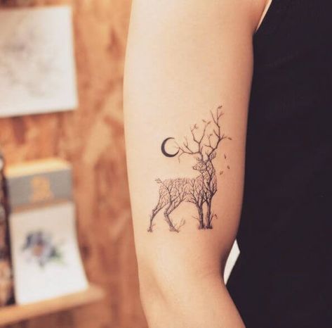 Dişi Geyik Dövmesi Kolda Baby Deer Tattoo, Hirsch Tattoo Frau, Reindeer Tattoo, Moose Tattoo, Deer Tattoo Designs, Stag Tattoo, Hirsch Tattoo, Tier Tattoo, Deer Tattoo