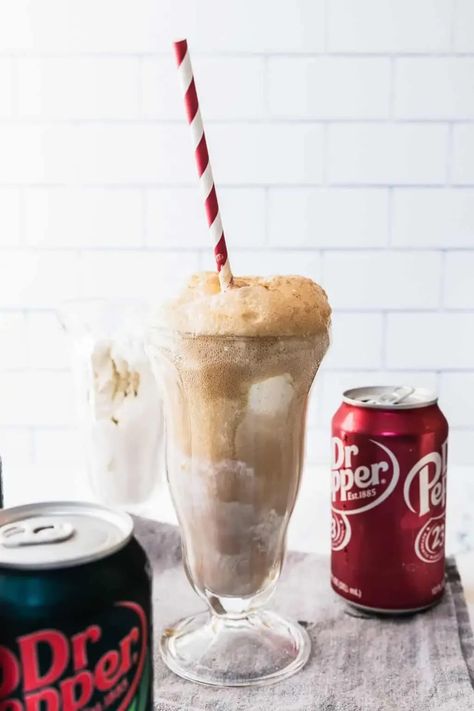 Root Beer Float Recipe, Ice Cream Cocktails, Ice Cream Soda, Float Recipes, Soda Floats, Caramel Pretzels, Easy Dessert Recipe, Drink Recipes Nonalcoholic, Beer Float