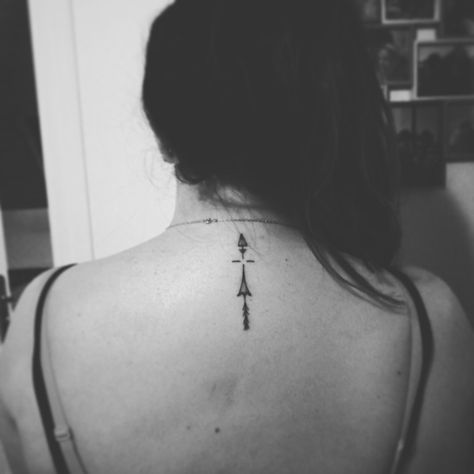 Tatouage flèche/Bretagne haut du dos Compass Tattoo, Small Tattoos, Tatting, R A, Tattoos, My Style, Design