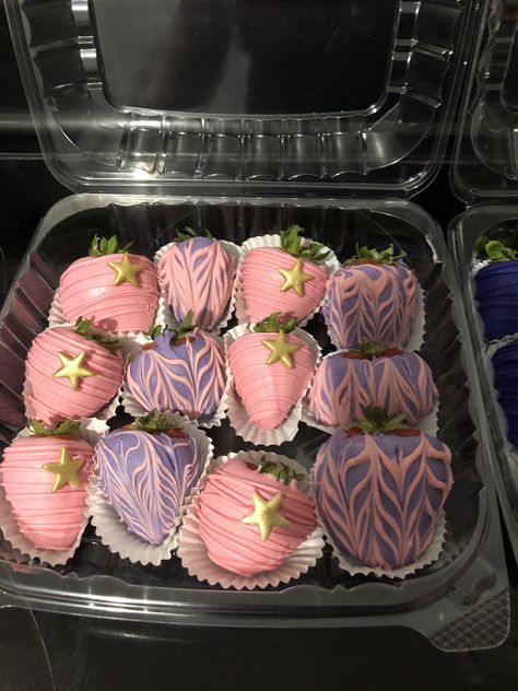 Lavender Chocolate, Chocolate Covered Desserts, Chocolate Covered Strawberries Bouquet, Strawberry Gifts, Quinceanera Cakes, Chocolate Covered Fruit, Chocolate Spoons, Strawberry Dip, Food Drinks Dessert