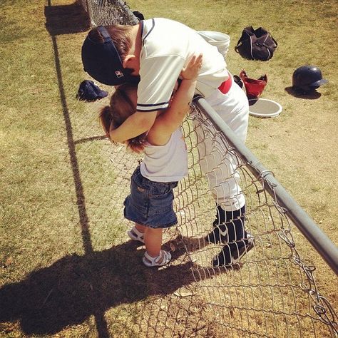 Sibling love is the best❤ Big Brother Little Sister, Sisters Goals, Siblings Goals, Sibling Photos, Sister Pictures, Sister Photos, Baby Sister, Cute Family, Family Goals