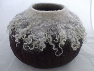 Jennie Loader Feltmaking | Inspiring image gallery | Jennie Loader Felting Tovad Ull, Felt Basket, Felted Bowls, Wool Felt Projects, Felt Pictures, Wet Felting Projects, Felt Gifts, Needle Felting Tutorials, Wet Felt