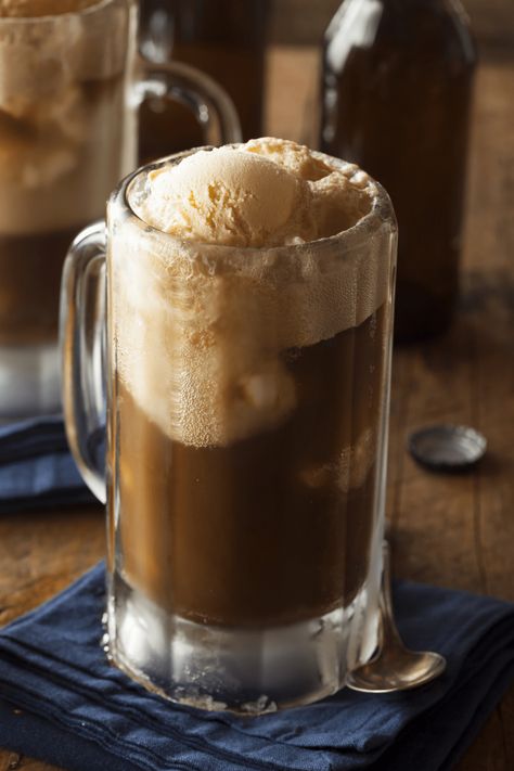 With a root beer float, you can quench your thirst, refresh your body, and have dessert at the same time. Learn the recipe and get tips for the best root beer floats! Root Beer Floats, Root Plants, Beer Float, Indigenous Americans, Lime Soda, Root Beer Float, Flavored Syrup, Beer Brands, Cream Soda