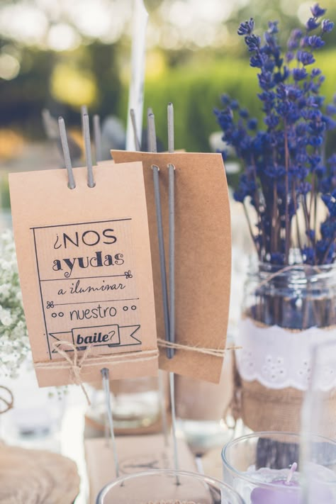 Ideas originales para bodas: ¿cómo incluir la cartelería en vuestro enlace? #carteles #pizarra #cartel #novios #decoración #frasesbonitas #bodasnet #bodas2019 #españa2019 Idee Cricut, Boda Ideas, Ideas Para Boda, Boda Mexicana, Wedding Sparklers, בר מצווה, Wedding Tags, Mexican Wedding, Wedding Time