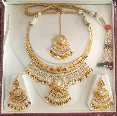 Designer gold set Gold Jewelry Design, Handmade Gold Necklace, Bridal Jewellery Design, Gold Jewelry Simple Necklace, Gold Necklace Indian Bridal Jewelry, Bridal Accessories Jewelry, Bracelets Design, Gold Bride Jewelry, Set Earrings