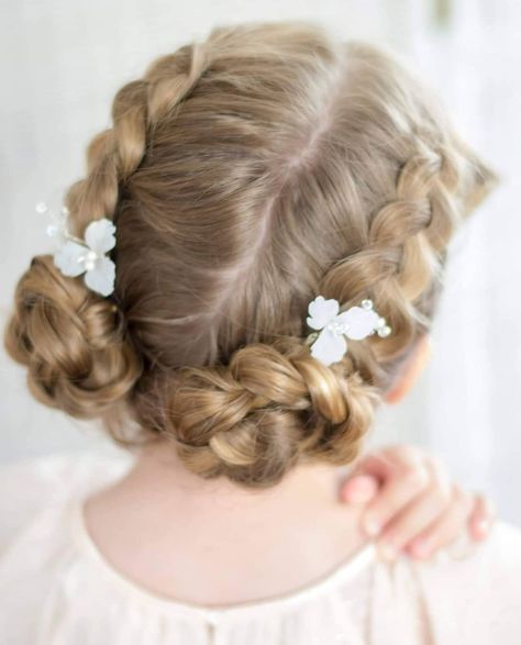 If you have a wedding coming up and your daughter seems like a good fit for a role of a flower girl - you’re exactly where you need to be! You can ask... Flower Girl Hairstyle, Flower Girl Updo, Flower Girl Wedding Hair, Junior Bridesmaid Hair, Wedding Hairstyles For Girls, Kids Hairstyles For Wedding, Girls Updo, Junior Bridesmaids, Flower Braids