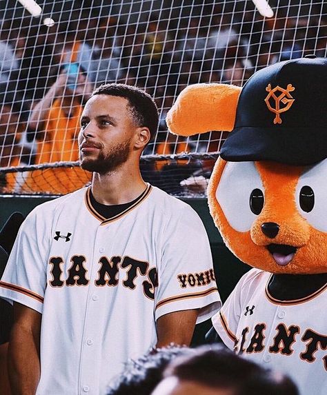 #StephenCurry of the Golden State Warriors throws a ceremonial first pitch prior to the NPB Central League game between Yomiuri Giants and Yakult... Stephen Curry Outfit, Stephen Curry Family, Steph Curry 3, Stephen Curry Wallpaper, Golden State Basketball, Basketball Court Flooring, Yomiuri Giants, Stephen Curry Basketball, Basketball Floor