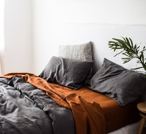 Idée décoration intérieure maison- chambre parentale tendance et moderne cocooning tons naturels terracotta terre couleurs Orange Bed Sheets, Bohemian Decoration, Warm Home Decor, Grey And Orange, Simple Bed, Linen Sheets, Cheap Decor, Warm Grey, Dream Bedroom