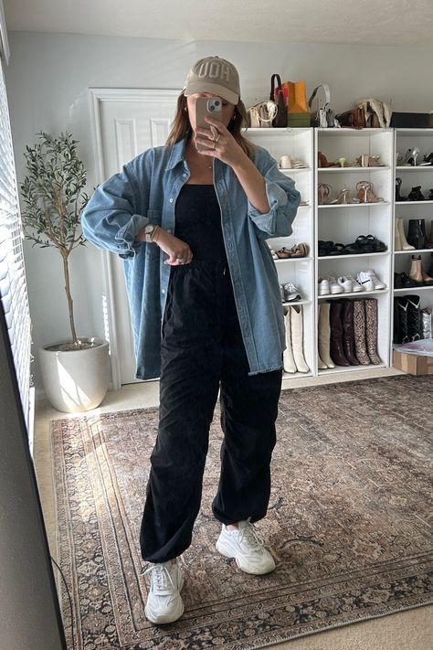 Parachute Pants Business Casual, Womens Parachute Pants Outfit, Parachute Pants Outfit Over 40, Parachute Pants Outfit Winter, Parachute Pants Outfit, Postpartum Fashion, Wardrobe Building, Capsule Wardrobe Women, Style Inspiration Spring Summer