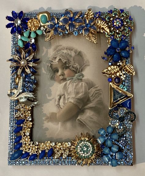 Jeweled Picture Frame, Jeweled Picture, Old Jewelry Crafts, Costume Jewelry Crafts, Jewel Frames, Jeweled Christmas Trees, Vintage Jewelry Ideas, Jewelry Frames, Vintage Jewelry Repurposed