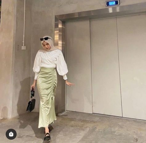 Scerts Model Hijab, Hijabi Satin Skirt, Satin Skirt Outfit Hijab, Rok Satin, Outfit Kondangan, Rok Outfit, Stile Hijab, Blouse Casual Fashion, Modest Fashion Hijab