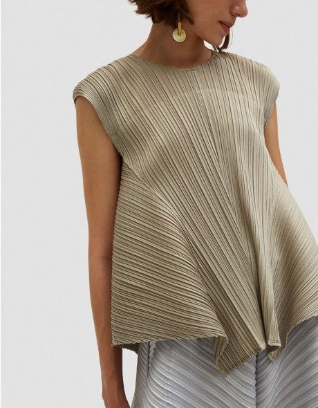 Pleats Fashion, Issey Miyake Pleats Please, Geometric Fashion, Moda Chic, Pleats Please, Clothing Details, Pleated Fabric, Mode Inspiration, Issey Miyake