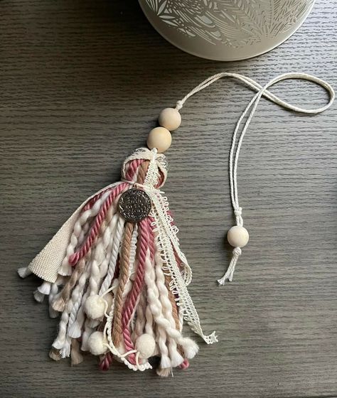 Bible Personalization, Bible Tassel, Boho Keychains, Fabric Pom Poms, Bookmark Tassels, Purse Charms Diy, Fabric Tassels, Tassels Tutorials, Cheer Competition