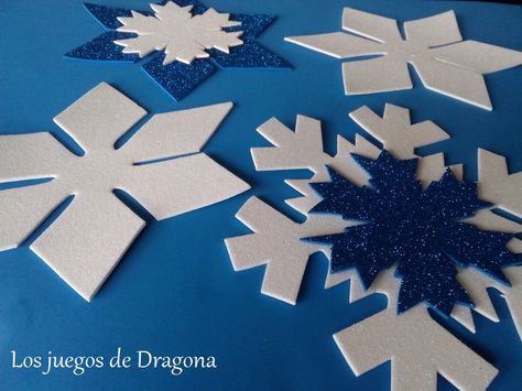 Prepara una divertida fiesta Frozen por muy poco dinero. Detalles decorativos para una fiesta de cumpleaños Frozen.  #Frozen #decoración #DIY #Lowcost Frozen Classroom, Mylar Letter Balloons, Snowflake Centerpieces, Frozen Diy, Elsa Birthday Party, Frozen Decorations, Frozen Frozen, Frozen Party Decorations, Elsa Birthday