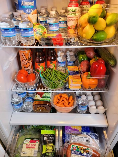 Aethstetic Fridge, Fridge Organising, Dream Refrigerator, Groceries Aesthetic, Fridge Goals, Full Fridge, Healthy Fridge, Fruit Splash, Fridge Decor