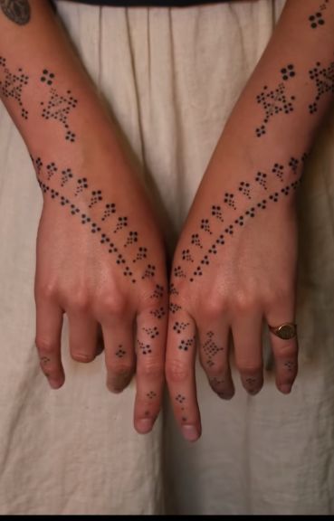 Small Henna Designs, Princess Vibe, Persian Princess, Cute Henna Tattoos, Jagua Henna, Cute Henna, Finger Henna Designs, Finger Henna, Pretty Henna Designs