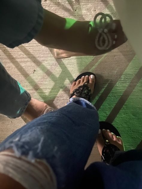 tory burch sandals aesthetic photo bow sandals chanclas aesthetic sparkly sandals aesthetic buchifresa fresa aesthetic Latina Sandals, Outfits With Chanclas, Chanclas Outfit, Chanclas Aesthetic, Bronx Rappers, Sparkly Sandals, Latina Fashion Outfits, Sandals Outfit, Latina Fashion