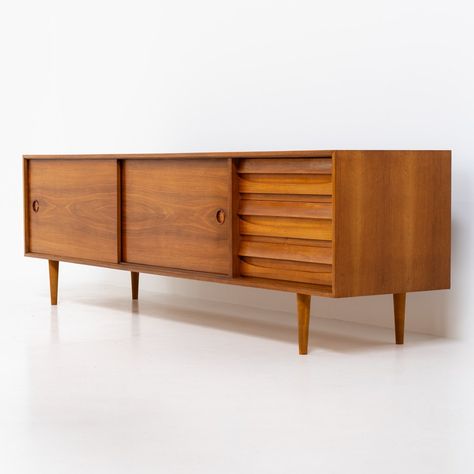 Listed on VNTG.com: Teak low sideboard from the Platon series by Lothar Wegner, Germany 1960s | #vntg #vintage Low Sideboard, Walnut Sideboard, Mid Century Sideboard, Teak Sideboard, Vintage Sideboard, 70s Style, Sideboard Storage, City Furniture, Table Storage