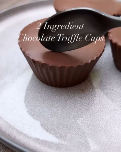 Vegan Tips on Instagram: ""GET The Complete Plant Based Cookbook - Over 100+ Delicious Vegan Recipes Including 30-day Meal Plans" =>> LINK IN BIO 🔗 @vegan.tipsvn 1️⃣ or 2️⃣? What recipe do you like the most? 1️⃣ Chocolate truffle cups 🤎 By @Eleni.fit__ Mix 1 banana and 100g melted dark chocolate (80%) together, put it in the fridge overnight and enjoy! 2️⃣ Banana & Chocolate Chip “Ice Cream” Cups 🍌🍫 By @Lindsay.keosayian Two ingredients is all it takes to make these frozen treats and they Truffle Cups, Sweet Easy Recipes, Chocolate Dishes, Chocolate Recipes Homemade, Plant Based Cookbook, Sweet Dishes Recipes, Tasty Recipes Videos, Quick Recipes Snacks, Chocolate Truffle