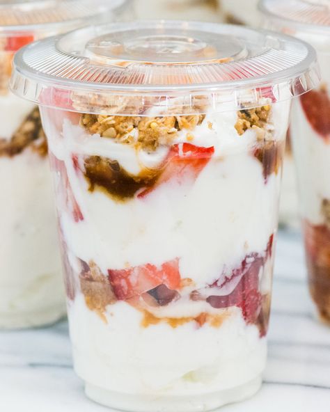 Make Ahead Parfait Cups, Yogurt Parfait Cups To Go, Yogurt Parfait School Lunch, Fruit Parfaits Cups, Granola Parfait Recipe, Yogurt Parfait Make Ahead, Overnight Yogurt Parfait, Diy Parfait Cups, How To Make A Parfait