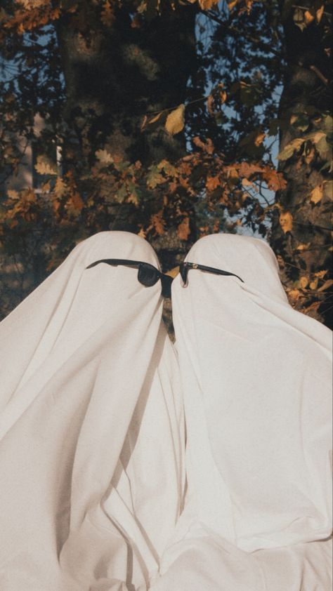 #spookyseason #spookymonth #october #kiss #ghost #halloween #challenge #love #couple Ghost Lovers Aesthetic, Ghost Couple Aesthetic, Sheet Ghost Couple, Ghost Photoshoot Ideas Couple, Halloween Ghost Couple Photoshoot, Zesty Wallpaper, Ghost Photoshoot Couple, Ghost Couple Photoshoot, Couple Ghost Photoshoot