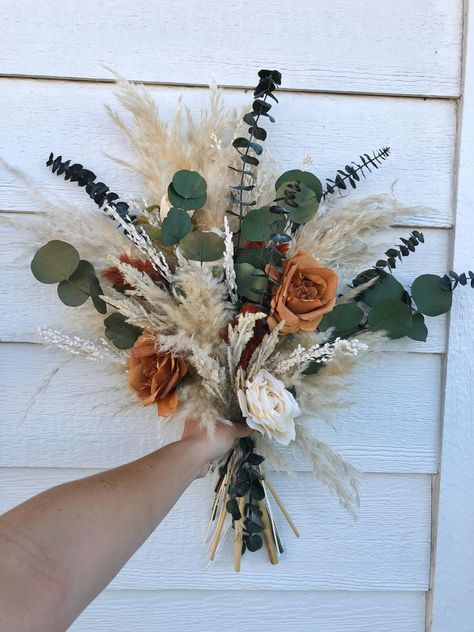 Capture the spirit of a Western wedding with our stunning dried flower bouquet, perfect for a rustic boho bridal look. This handcrafted Western wedding dried bouquet adds natural beauty and charm, making it the ideal choice for the boho Western bride.  🪶 KEY DETAILS: This listing in for the main photo bouquet  3 options for your perfect boho, chic western wedding - Bride's bouquet, Bridesmaid Bouquet, groom/groomsman boutonniere, Whiskey Barrel Arrangement, Arch Arrangement   Made with high-qua Boho Wedding Scheme, Western Floral Bouquet, Western Wedding Flower Arrangements, No Flower Bouquet, Wedding Flowers Western, Country Style Wedding Bouquets, Timeless Western Wedding, Winter Wedding Western, Dark Green Western Wedding