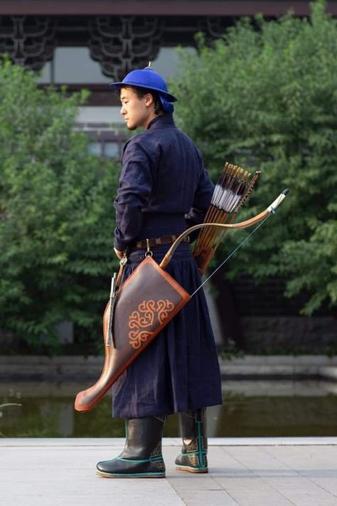 Chinese Archer Art, Korean Archery Traditional, Mongolian Archery, Mongolian Bow And Arrow, Archery Japan, Archery Aesthetic, Western Chaps, Bow Quiver, Dynasty Clothing