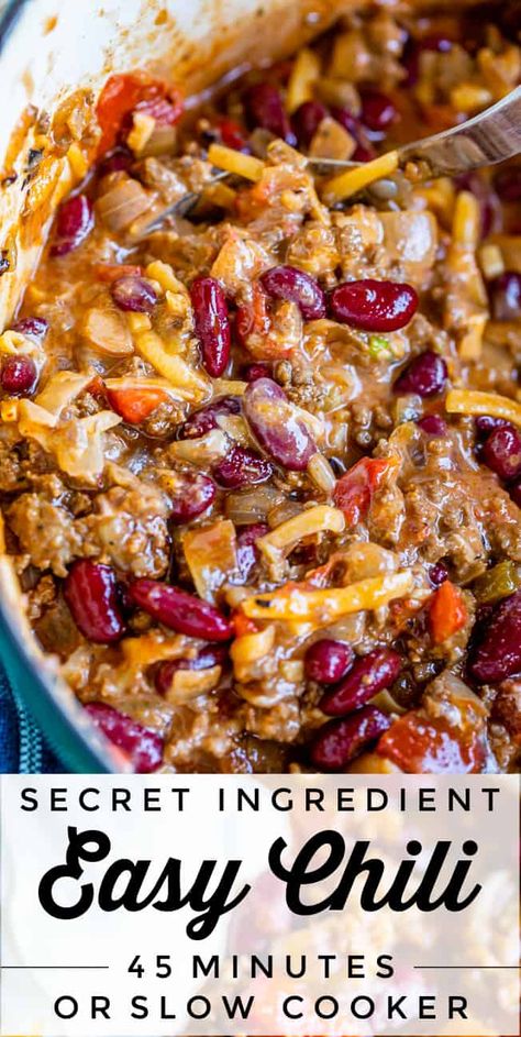 Quick and Easy Chili Recipe (45 Minutes!) from The Food Charlatan. A super easy and quick chili recipe for busy weeknights! You can put it together in 45 minutes, or make it in the slow cooker. This homemade chili is packed with flavor and a secret ingredient that I wasn't prepared to like. But I'm a convert now! Minimal chopping required. Mostly it's just opening cans! #easy #recipe #chili #best #fromscratch #homemade #brownsugar #kidneybeans #stovetop #crockpot #slowcooker #quick #beans Quick Chili Recipe, Chili Nachos, Quick Chili, Recipes Hamburger, Chili Dinner, Chili Cookoff, Bowl Meals, Honey Cornbread, The Food Charlatan