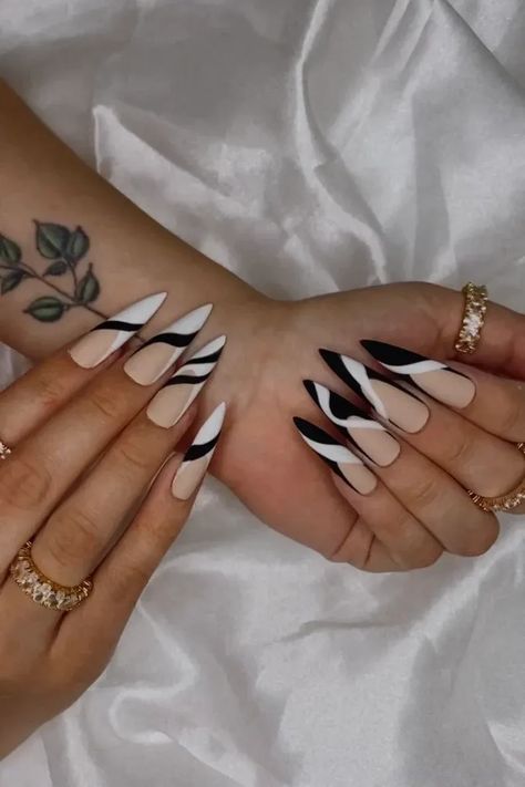 black and white nails, nail designs, cute black and white nails, black and white nail looks Black French Nails With Design, Cruella Deville Nails, Black And White Acrylics, Black And White French Tip, Ongles Bling Bling, Black And White French, Black French Nails, White French Nails, Black And White Nails