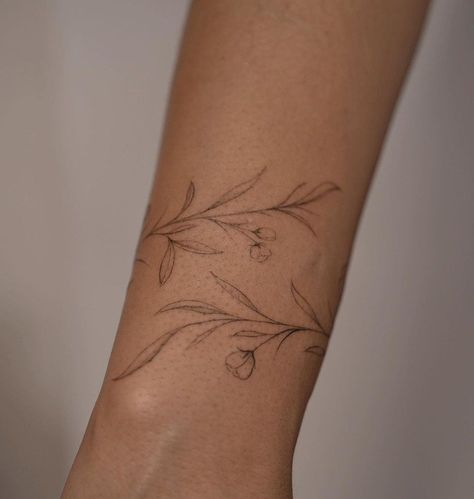 Fine Bracelet Tattoo, Wrap Around Wrist Tattoos Fine Line, Fineline Leaf Tattoo, Fineline Vine Tattoos, Fine Line Arm Wrap Tattoo, Dainty Wrap Around Tattoo, Wrist Vine Tattoos For Women, Rap Around Tattoo Arm, Vine Tattoo Wrist